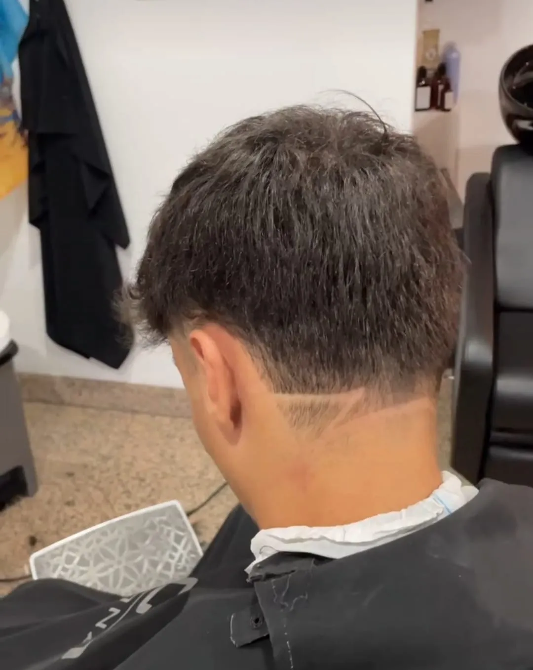 Franja em camadas, nuca limpa